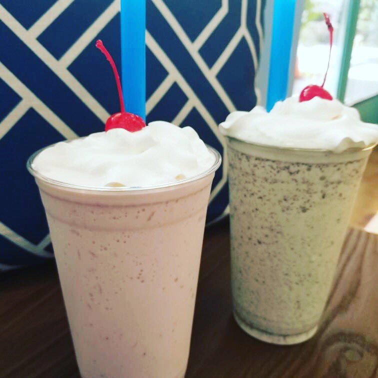 ✨🌴☀️106 degrees call for some #cold, #refreshing milkshakes!☀️🌴✨

#milkshake #milkshakes #shake #shakes #icecream #mintchip #mintchocolatechip #strawberry #strawberryshake #strawberryicecream #dessert #foodblogger #summereats #summersnacks #summerfood #palmdesert