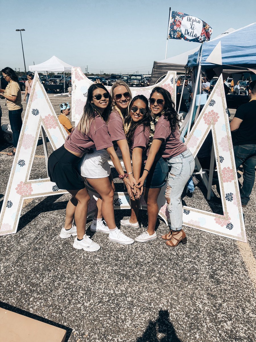 AXiDThetaLambda's tweet image. can’t wait for tailgate szn ✨