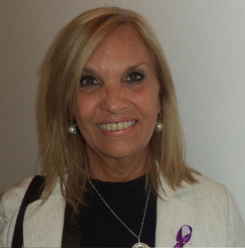 del_taper's tweet photo. @LuisLacallePou Beatriz Argimon / Beatriz Argimon con máscara de belleza facial https://t.co/b8TNpbvyvX