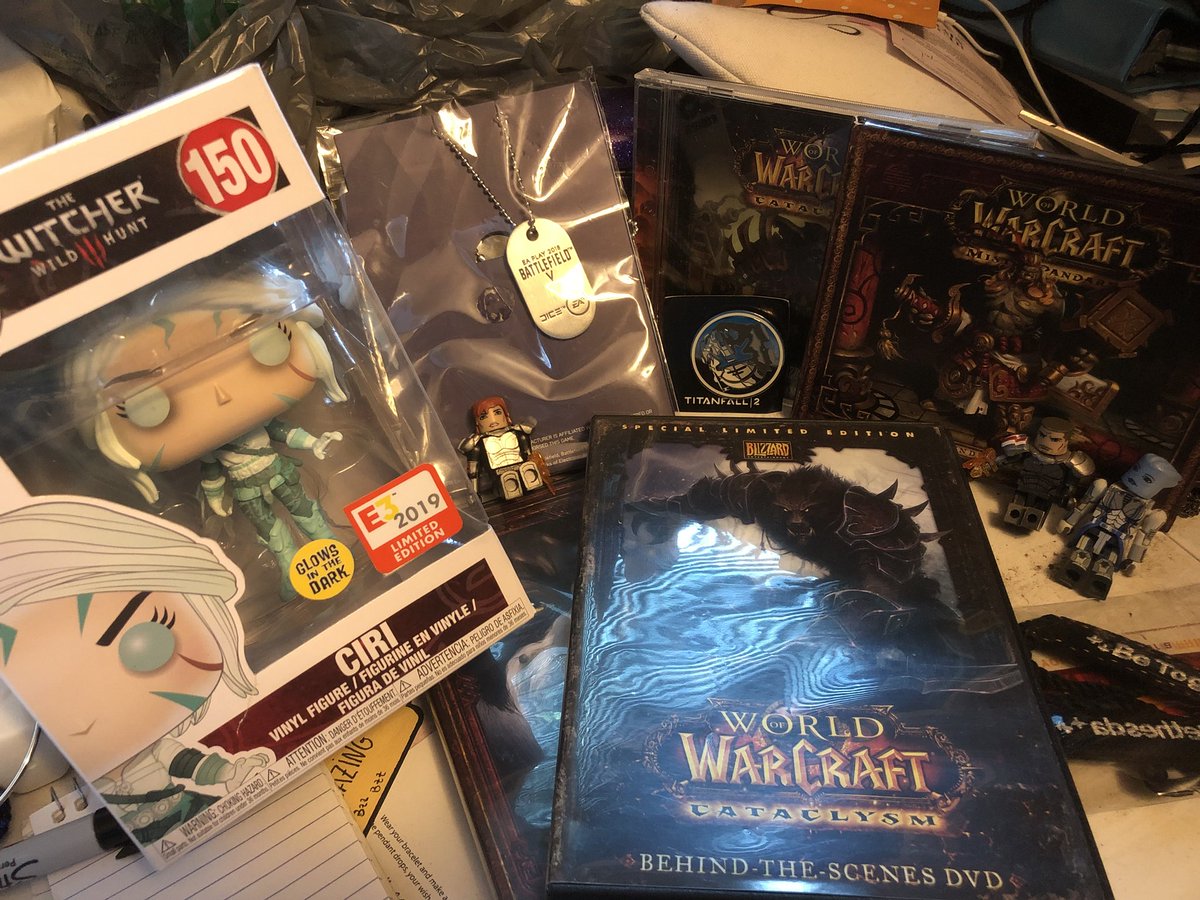 phoenixfire2912's tweet photo. Why hello there care package of random!! Thank you @S0LEB!!! #WorkdOfWarcraft #MassEffect #Witcher https://t.co/ZyjYaesfTN