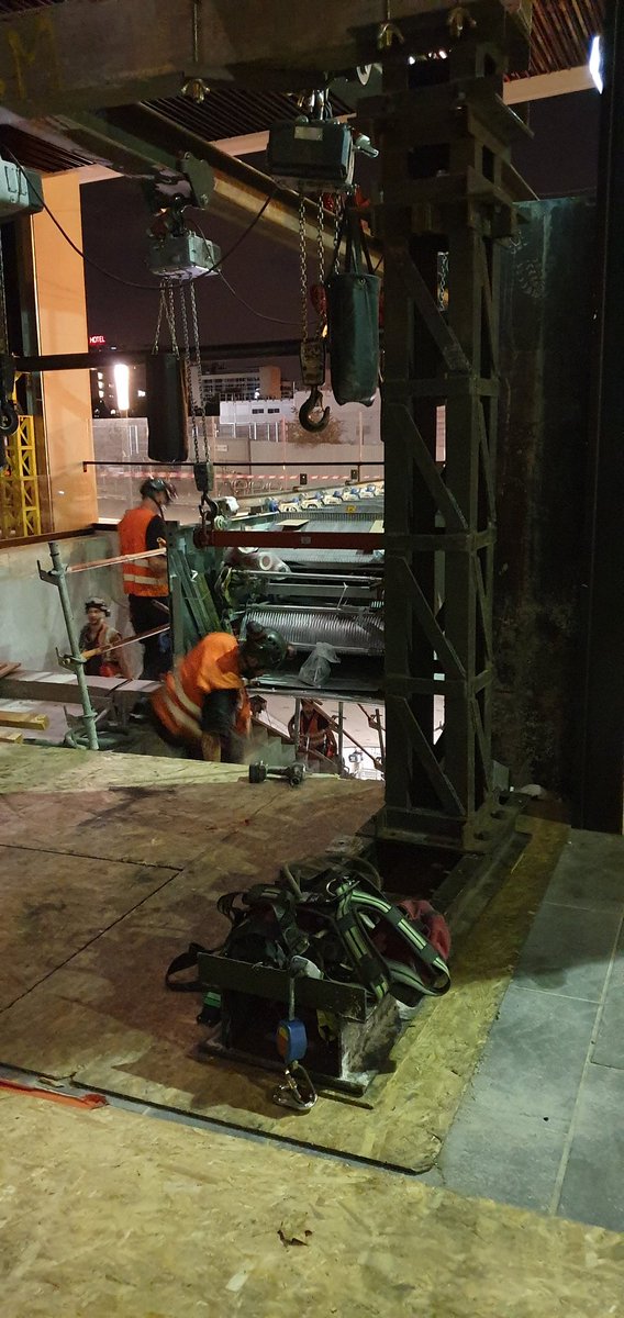 17emeC's tweet photo. @RATP @Ligne14_RATP Merci à la RATP pour les travaux nocturnes de la ligne 14 pont Cardinet et ses nuisances sonores pour les voisins. Prévenir le voisinage coûte trop cher ? @Mairie17 @geoffroyboulard @ValerieNahmias https://t.co/MiCCBzjipQ