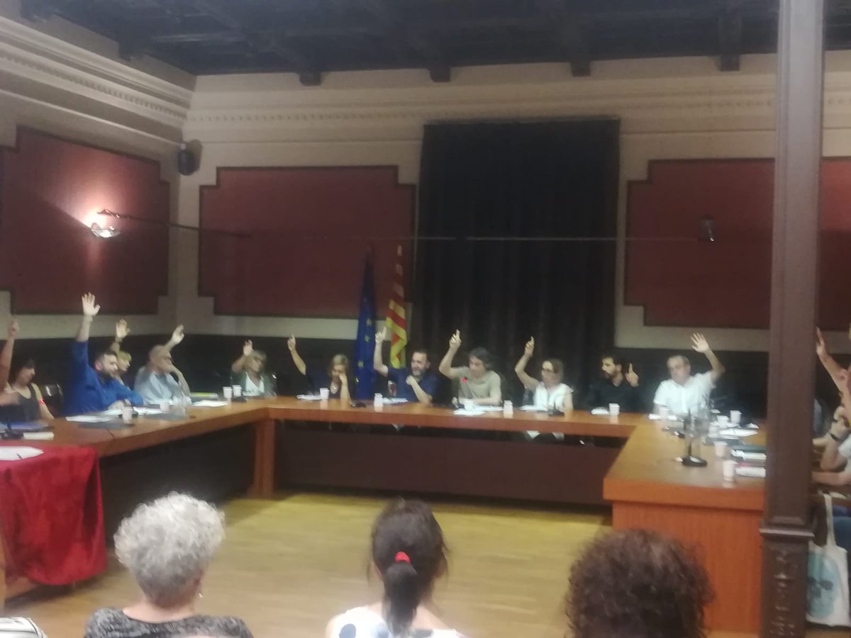 Junts X Ripoll, ERC, CUP i PSC votant contra l'obligatorietat que el personal contractat per l'ajuntament parli en català i negant-se a donar suport al  manifest Koiné.  Volíeu unitat? Ja la teniu! En contra de CATALUNYA!  I els supremacistes som els del @front_nacional ?