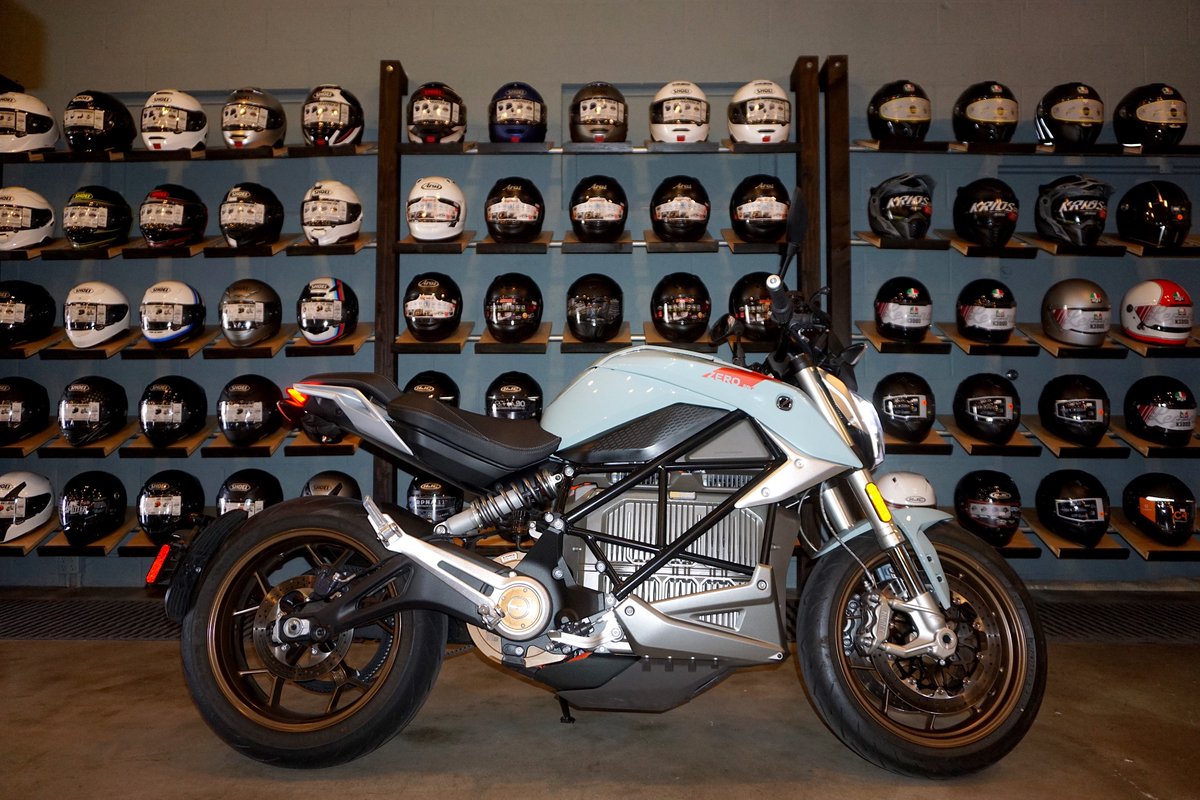 HWoodElectrics's tweet photo. Join #HollywoodElectrics SATURDAY at @BeachMotoLA for a #ZeroSRF #LA Demo Day!
Up to 50% Off Storewide at #BeachMoto's SALE!
With #MotorRev Suspension Tuning, #Alpinestars Tech-Air Demo 12pm, Yamaha @Champ_School Seminar 1pm, @IMotorbikes Displays, & Food & Drinks from @REVIT! https://t.co/jqlxL9Z35u
