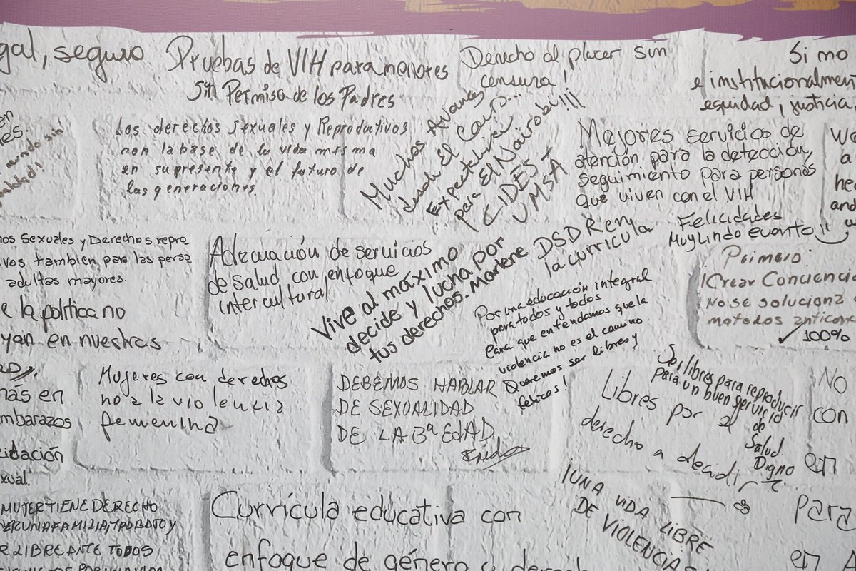 UNFPABolivia's tweet photo. #ICPD25 #UNFPA50 #PorElDerechoADecidir
MURO DEL LLAMADO A LA ACCIÓN.
El 11 de Julio, l@s asistentes plasmaron sus mensajes de deseos y metas para el futuro de nuestros #DerechosSexuales y #DerechosReproductivos.
¡Revíve con nosotros/as esta experiencia!
#DMP2019 #WPD_2019 https://t.co/v8c8p4rK9n