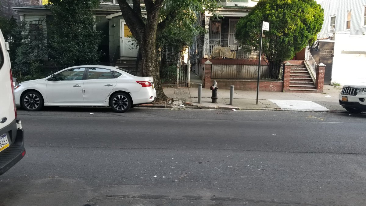 Strike #11...Under  @BilldeBlasio, a  #placardperp with an expired  @nysdmv registration and safety inspection parked too close to the fire hydrant just can't strike out. #placardcorruption