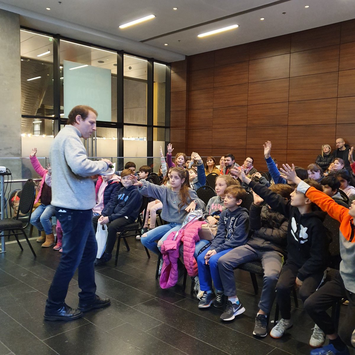 HumorTaskar's tweet image. TALLER DE HUMOR PARA CHICOS en la FERIA DEL LIBRO INFANTIL 2019. A sala llena. Como todos los años, una experiencia enriquecedora. @EdColihue @ferialibroinf @ferialibro