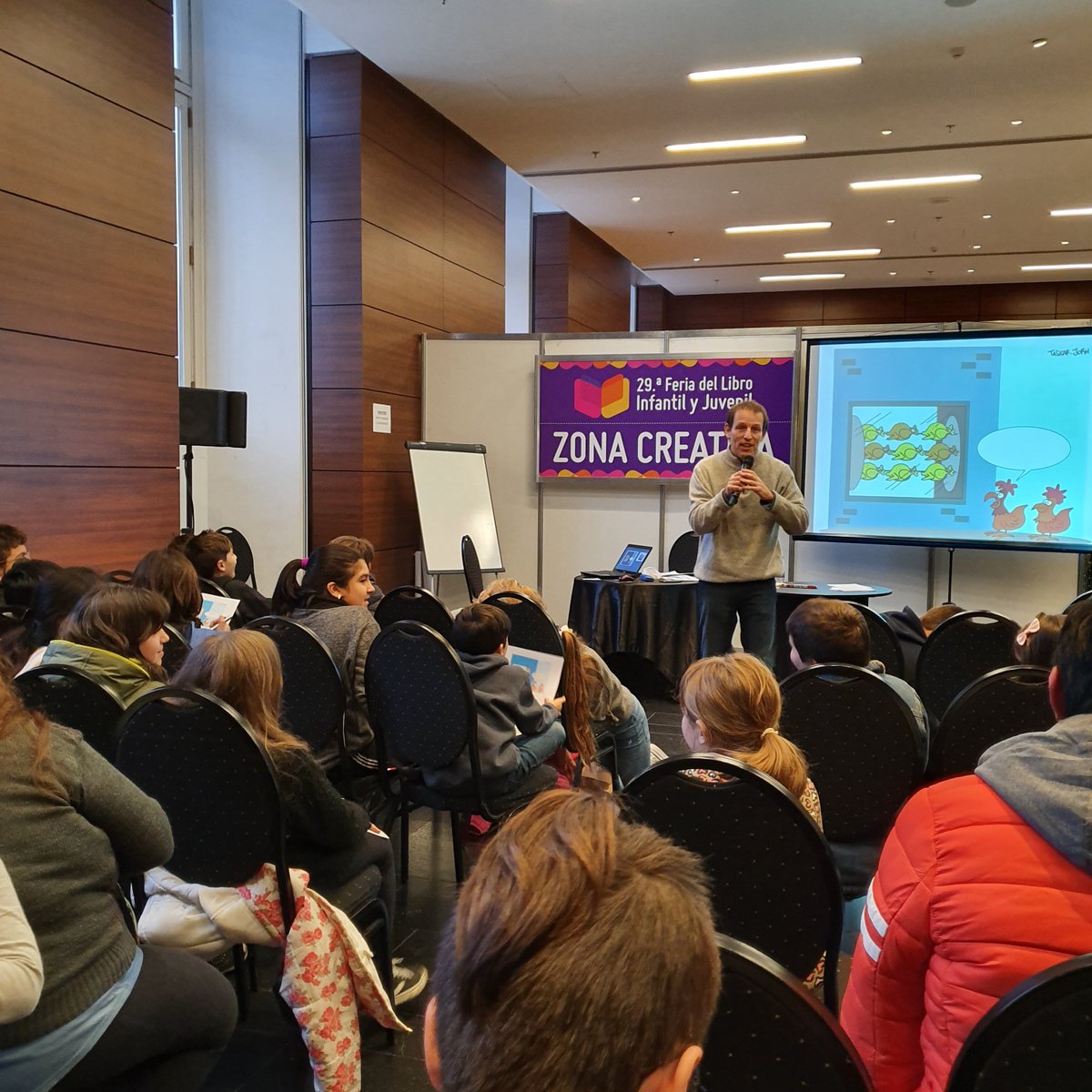 HumorTaskar's tweet image. TALLER DE HUMOR PARA CHICOS en la FERIA DEL LIBRO INFANTIL 2019. A sala llena. Como todos los años, una experiencia enriquecedora. @EdColihue @ferialibroinf @ferialibro