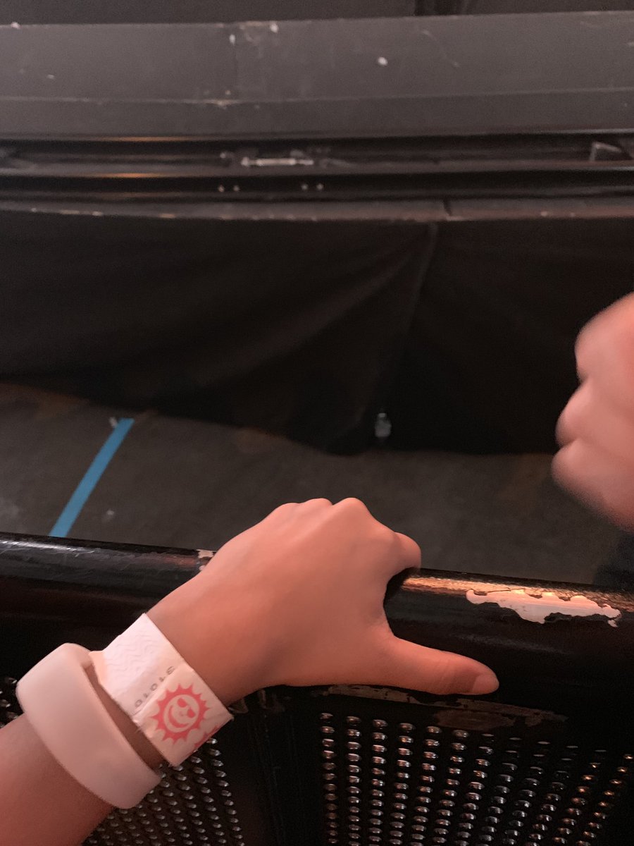 RT PARA QUE PUEDAS ESTAR EN PRIMER FILA EN EL CONCIERTO DE TU ÍDOLO