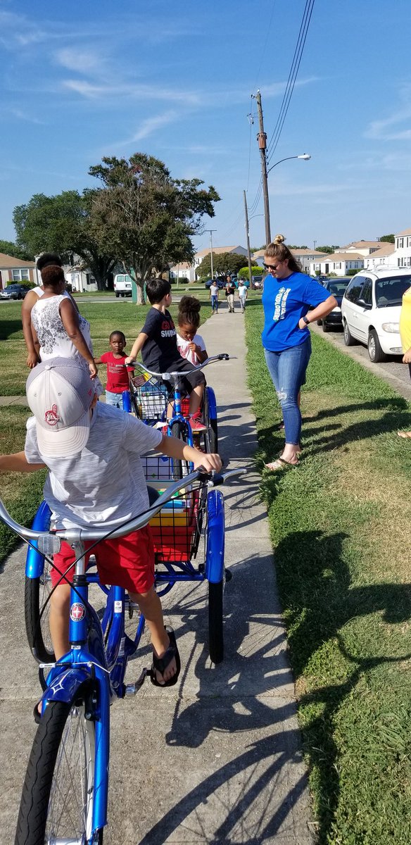 teachontherun17's tweet photo. Loved seeing so many excited students at Books on Bikes tonight!! #DSArocks https://t.co/5s20d6yZCO