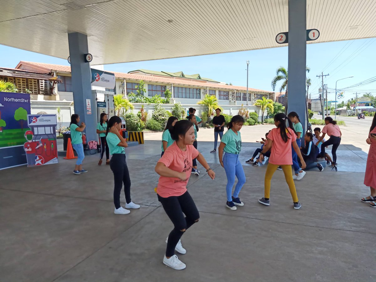 kai_manong's tweet photo. "Tayo nat magkaisa
Sama samang magpagasolina"
Jingle line made by HUMMS 12 B. Use the hashtags below in your tweets
#CaltexFYSph
#RHS_CaltexFYS https://t.co/365gdEaTSi