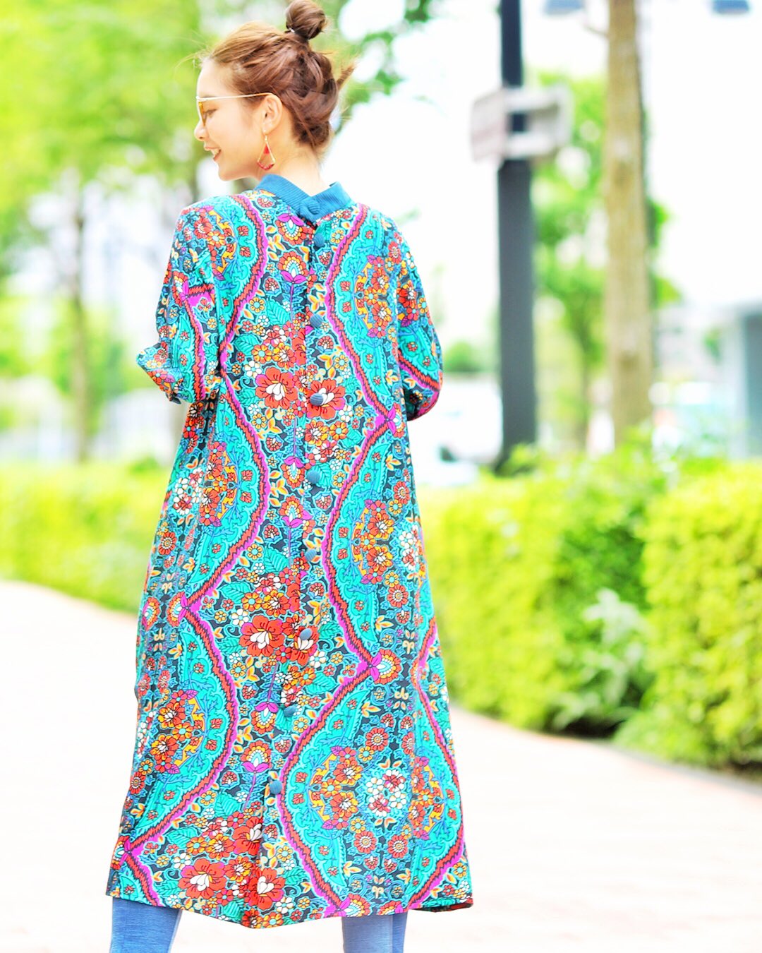 チチカカ Titicaca ヒッピーファッションを思い出させるようなサイケカラー Amp デザインのワンピース なんだかワクワクしちゃう 軽やかな素材で動きに合わせて揺れるようなシルエットが魅力的 ヒッピーフローラルワンピース 品番 Iwcca081 価格