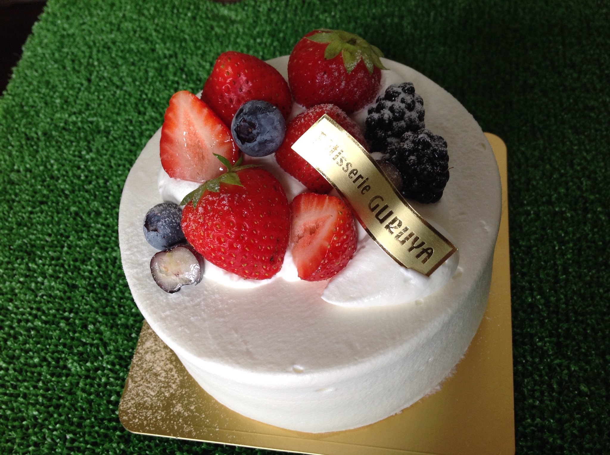 山のケーキ屋 ぐる屋 平日はご予約して頂いたホールケーキの製造 受け渡しをしています 写真はフルーツと生クリームのデコレーションケーキ 写真は12センチで2 ４名様分です お値段は 12センチ2100円 15センチ3150円 6人分 18センチ40円 8人分