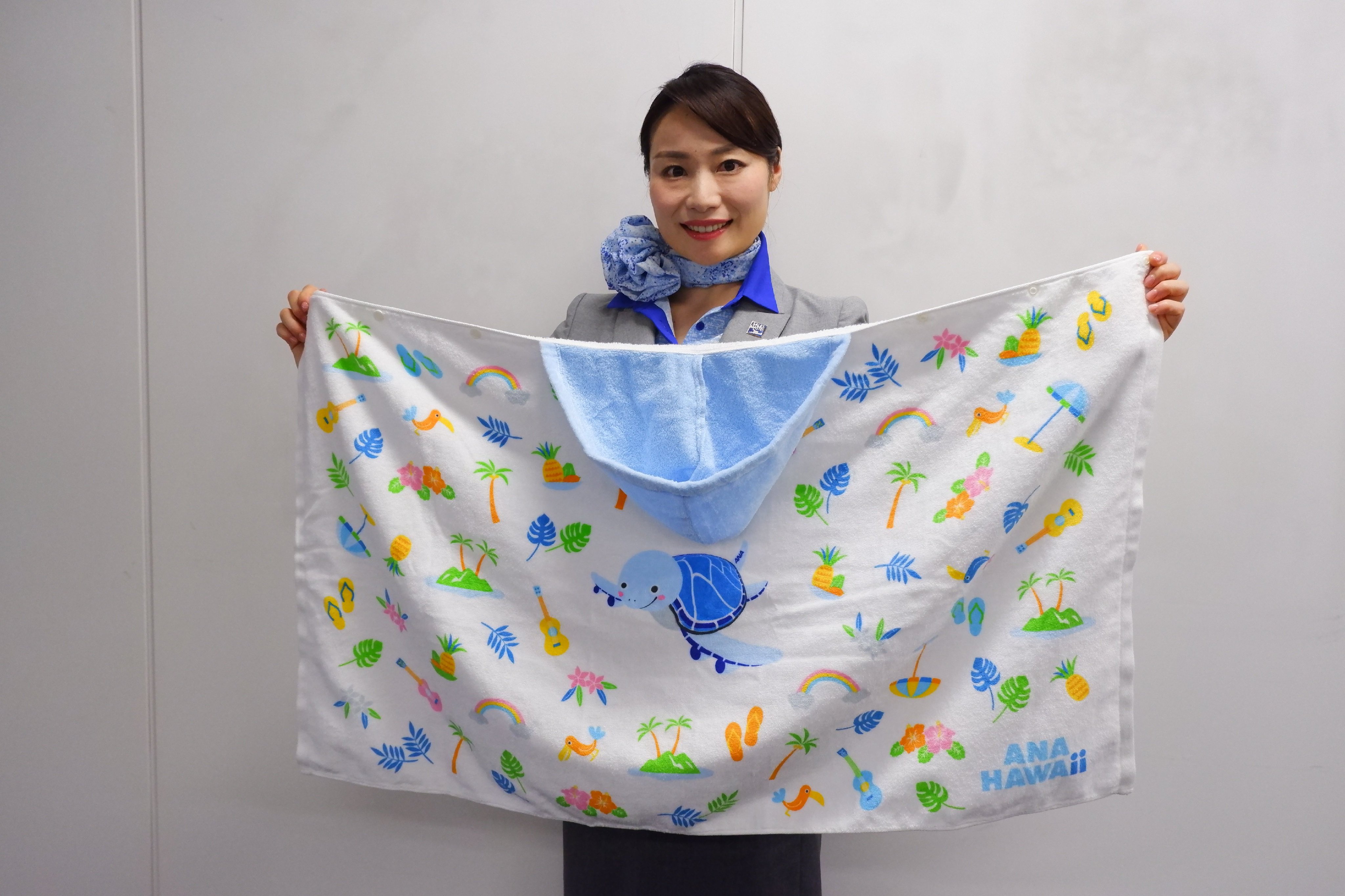 Ana旅のつぶやき 公式 No Twitter Ana機内販売 国際線 8月のおススメは Ana Hawaii公式キャラクター ラニ がプリントされたバスポンチョ 柔らかな肌触りでおくるみからバスタオルまで使い方いろいろ ミキハウス Ana Hawaii バスポンチョ