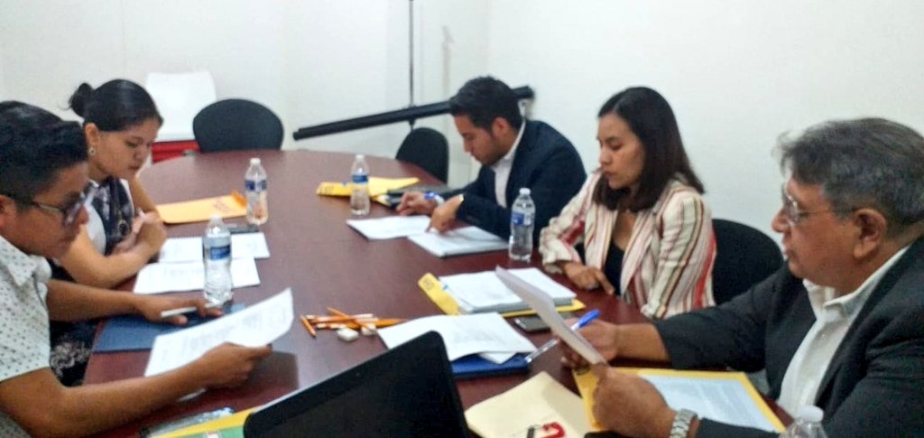 Jarumymendez's tweet photo. Por convocatoria del @Injeo_GobOax instalamos el jurado del Premio Estatal de la Juventud en la categoría de Protección Ambiental. El reconocimiento a la labor de jóvenes que preservan el medio ambiente fortalece un #OaxacaSustentable @alejandromurat @samygurrion @armandolomen https://t.co/9kmLI3cGu6