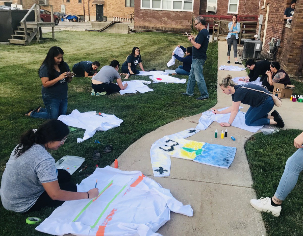 DeborahBolnick's tweet photo. Making labcoats less white at #SINGUSA2019 with @cricketcrocker, @nmj428, and the @SINGConsortium. https://t.co/RueCJKjUcX