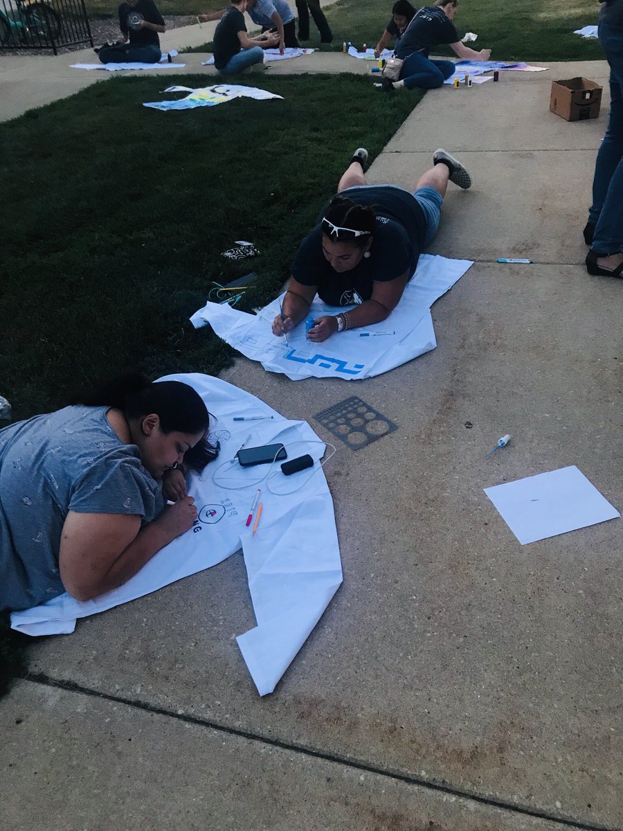 DeborahBolnick's tweet photo. Making labcoats less white at #SINGUSA2019 with @cricketcrocker, @nmj428, and the @SINGConsortium. https://t.co/RueCJKjUcX