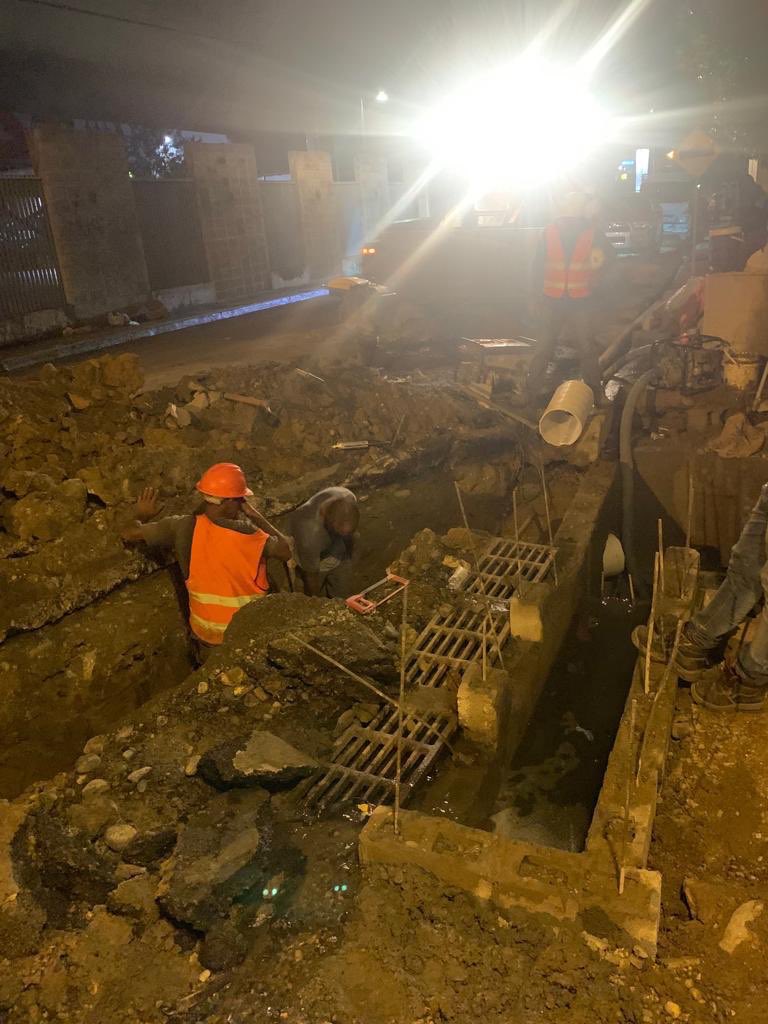Panoramard1's tweet photo. #CAASDTeInforma Avanzando para estar preparados para recibir fuertes lluvias anunciadas.El director de la @caasdrd Arq. @alejandromontas.rd supervisa esta noche los trabajos de empalme de registro que va a uno de los filtrantes que construye la CAASD en Zona Industrial de herrera https://t.co/yAVa5FwhcV
