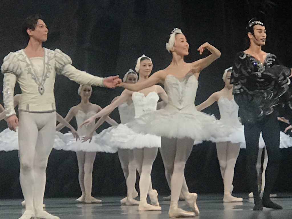 Naomi Mori در توییتر 米沢唯さんのオデットが素晴らしい 磨き抜かれた表現 とても悲劇性があり悲しみに満ちていた 一つ一つのポーズも繋ぎも美しくドラマティック オディールでは輝かしいテクニックを見せ グランフェッテは3 1 1 3のパターンで3回転も易々と入れ