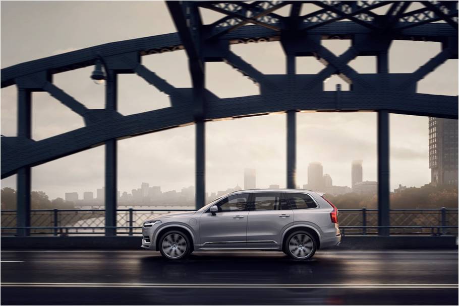 volvocarsin's tweet image. Our smart technology keeps you seamlessly connected with the car. And with the very latest in safety innovations, you will travel safe in the knowledge that your XC90 will help looking out for you.
Know more - bit.ly/2YwY7Nt
#VolvoXC90 #VolvoCars #XC90 #SUV