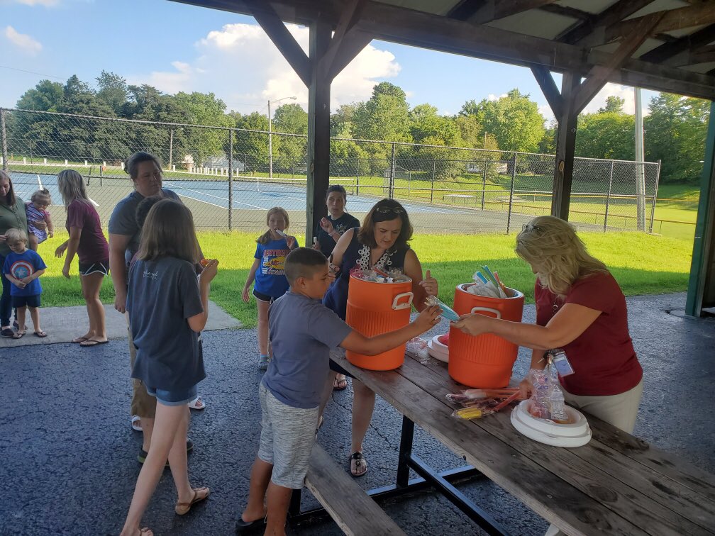 ProvidenceBull1's tweet photo. More pictures from “Popsicles at the Pavilion”.  So good to see everyone.  Come back next Tuesday night for open house @ 6:00. #coolin #Bulldogs https://t.co/HLKFdsr0LE