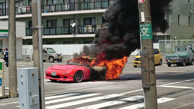 大東市南楠の里町ファミマ付近で車両火災が起きた現場の画像