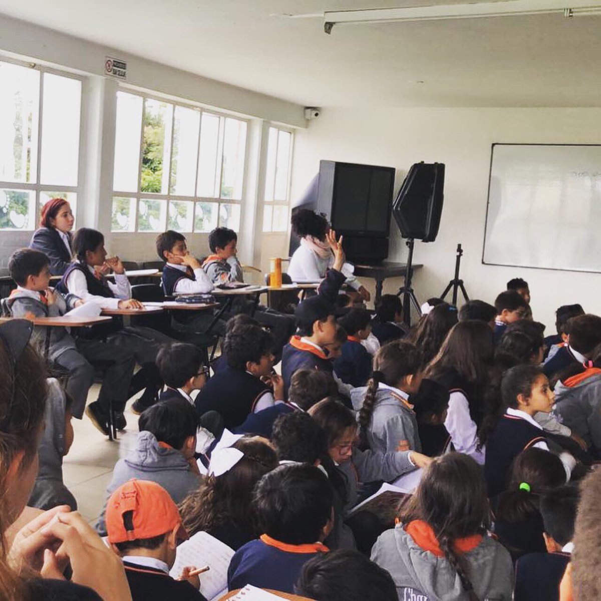 bioethoscol's tweet photo. Hoy compartimos un momento maravilloso con l@s alumn@s del @gcgaulle hablando de la importancia de los humedales y de los animales de estos ecosistemas. Mucha energía y mucha pilera en estos jóvenes investigadores. #aulasbioethos #arcasethologicas #bioethos #educacionambiental https://t.co/mvHWCB9rLS