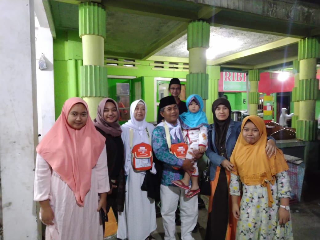 Bapak..Ibu.. sehat² yaaa semoga lancar ibadah nya 😖 sampai bertemu 40 hari lagi ..
i love u more than world 💙