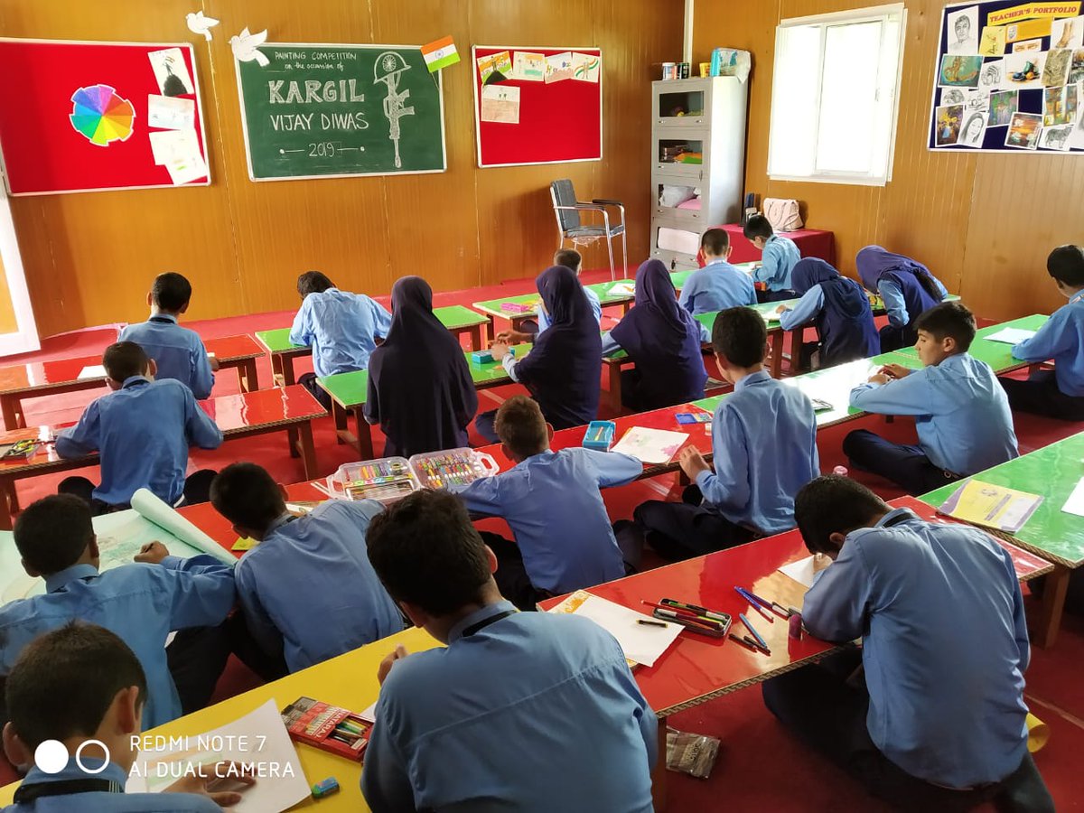AgsZiran's tweet photo. @ChinarcorpsIA @indiatvnews
@RisingKashmir @aajtak

In remembrance of #Vijay_Divas AGS, Ziran celeberated with passion. Students expressed their feeling through #Painting and #Drawings. https://t.co/1K9JTmAI3L