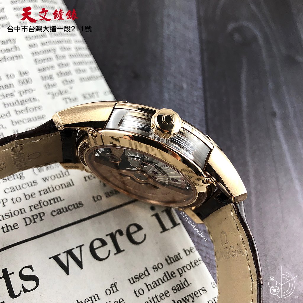tienwenwatch's tweet photo. #OMEGA #HourVision 採用了創新的錶殼設計,成為第一款360度透視錶殼的腕錶,搭載雙發條60小時動力儲存,並通過天文台認證的自製機芯!
天文鐘錶|台灣大道一段211號 +886422256476
#歐米茄 #CoAxial #TienWenWatch #TienWen #天文鐘錶 #天文創始總店 #台中錶店 #鐘錶維修 #手錶保養 #台中天文 https://t.co/g2ijgyh6BC