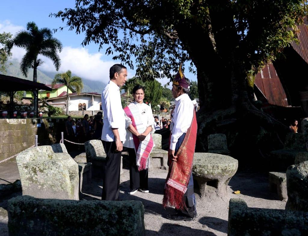 jokowi's tweet photo. Kampung Huta Siallagan di Kabupaten Samosir, Sumatra Utara. Di sinilah titik awal sejarah peradaban penegakan hukum di Samosir pada zaman dahulu kala. https://t.co/IyaoBXQsTR
