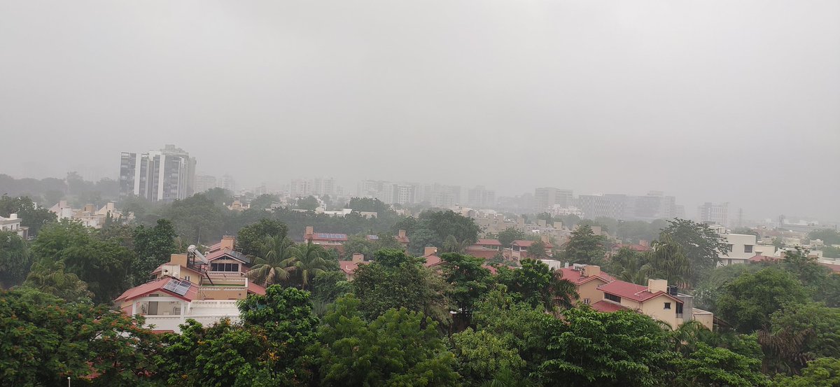 Madhuri95's tweet photo. This Weather... 😍 
#Rain #Monsoon2019 #AhmedabadRain https://t.co/hSjZKqLYUa
