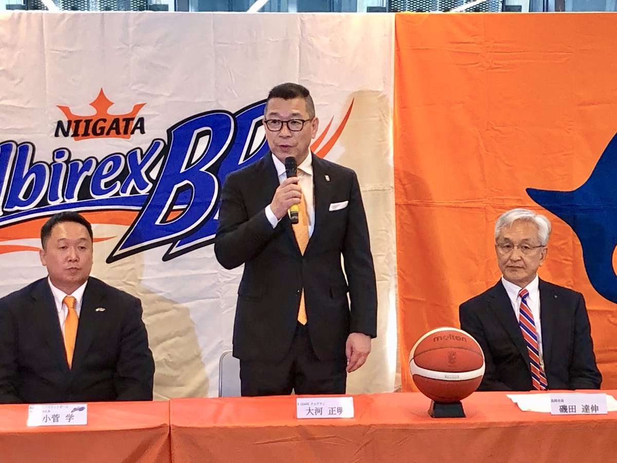 B_LEAGUE's tweet photo. B.LEAGUE EARLY CUP 2019 HOKUSHINETSU🏀
大河チェアマンが記者会見に出席しました✨
会見終了後にも取材をしていただきました‼️
各媒体をお楽しみに👀
#Bリーグ #アーリーカップ https://t.co/5r8bvhOY5x