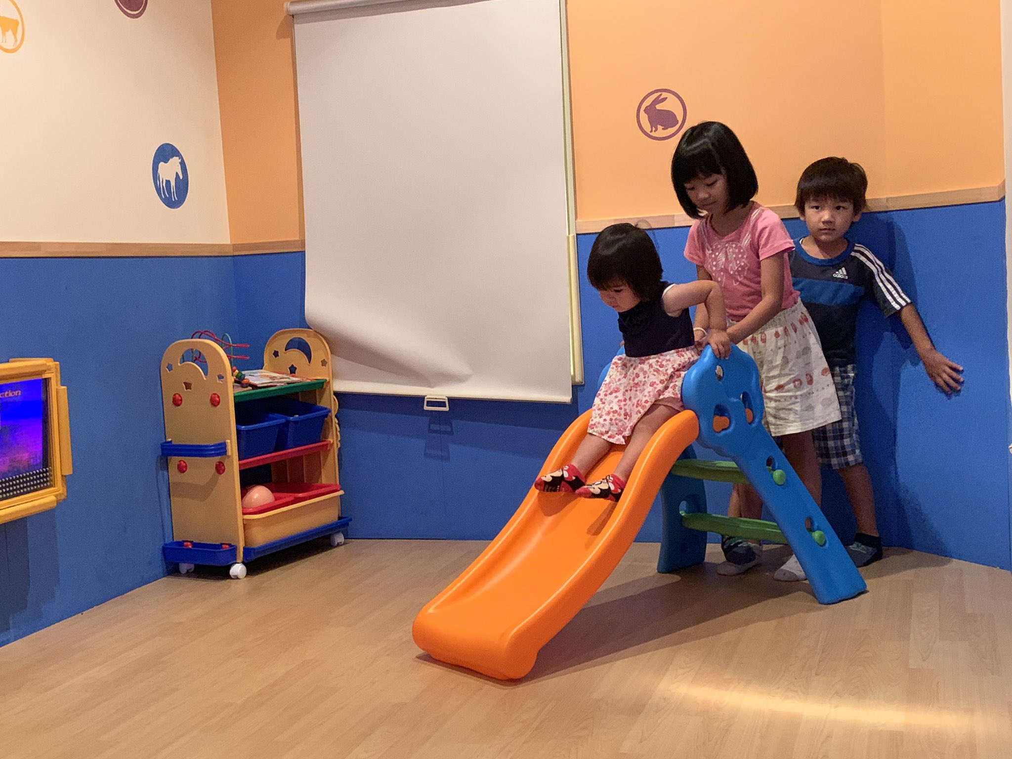 園部佳子 金魚のそのべっち 家に子供3人いると うるさすぎたので カラオケ ファミリールームに避難 コートダジュール じゃなくなってた 箕面 カラオケbanban T Co Vp9cqxzlxl Twitter