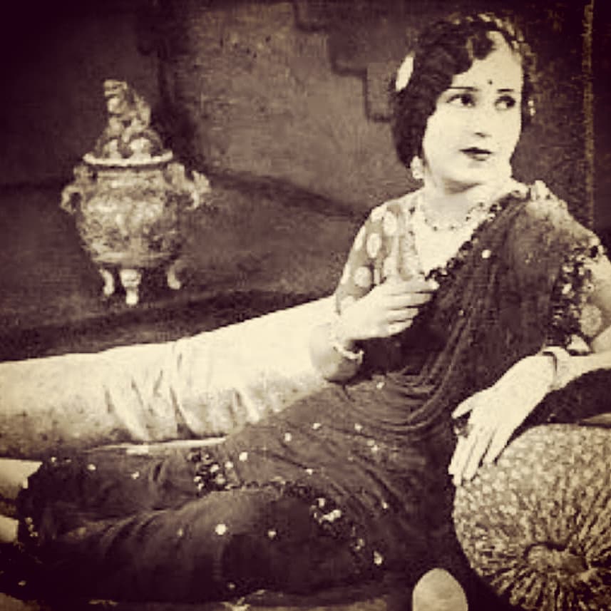 AnandFilmmaker1's tweet photo. Fatma Begum was an Indian actress, director, and screenwriter. She is considered the first female film director of Indian cinema.She launched Fatma Films,and directed Bulbul-e-Paristan in 1926.  #Indian #women #films #director #producer #fatima #women #empowerment #india #mumbai https://t.co/eUAwVOX1wi
