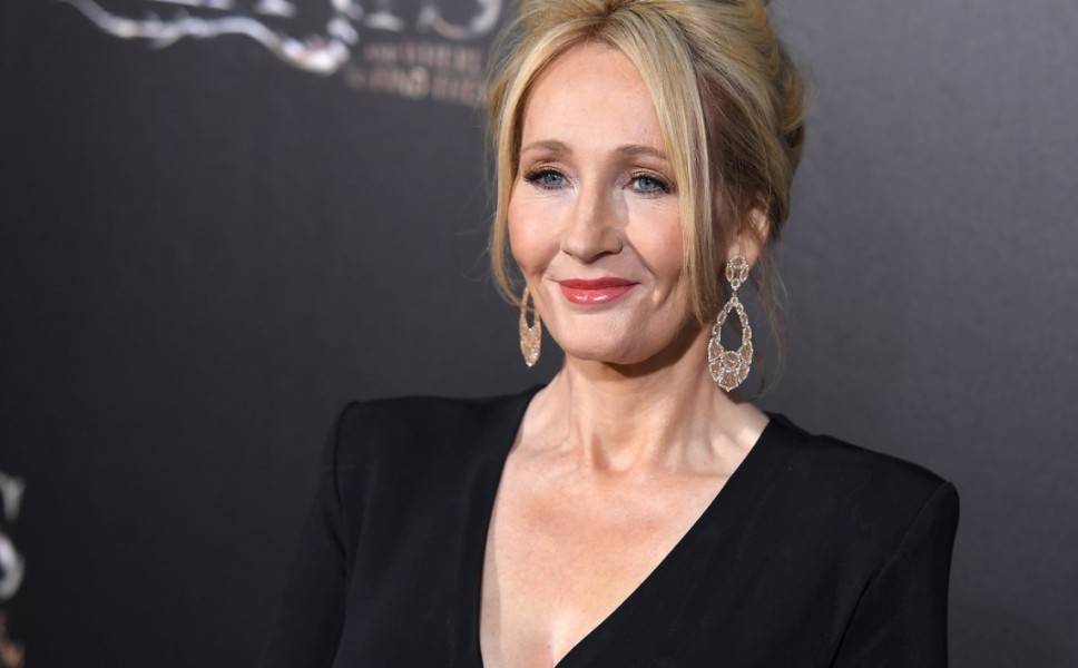 Joyeux anniversaire à J.K Rowling, auteur des livres #HarryPotter et scénariste des #AnimauxFantastiques, qui fête aujourd'hui ses 54 ans ! 🎂
Happy birthday Queen ! 💓
#HappyBirthdayJKRowling