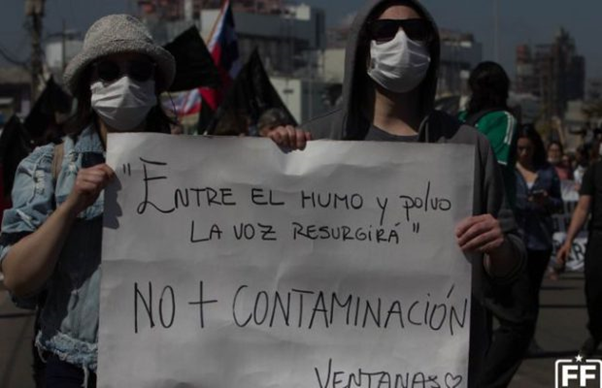 MProverde's tweet photo. Luego, en agosto de 2018 se registró una emanación de gases tóxicos en Quintero y Puchuncaví que produjo denuncias, enfermedades, protestas y problemas respiratorios.
Las emanaciones provenían del Complejo Industrial VENTANA, propiedad de CODELCO
#Quinteroenextinción https://t.co/akq27lPPCA