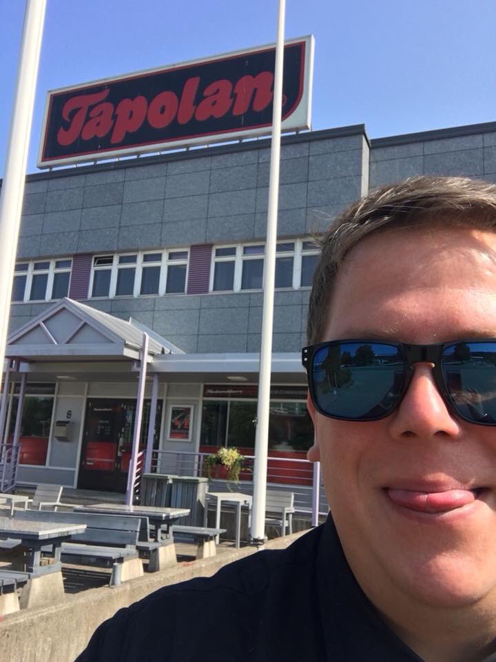 _Tapola_'s tweet photo. Katos poikaa! Mä olin @Jussi_Andelin tämmöisessä paikassa vuosi sitten. Millos oot Johtajalle ja ittelles Mörköä hankkinu viimeks? #Mörkö #MenoPaluu #HurriAjaaKokoKesän https://t.co/Ej9JPDSK30