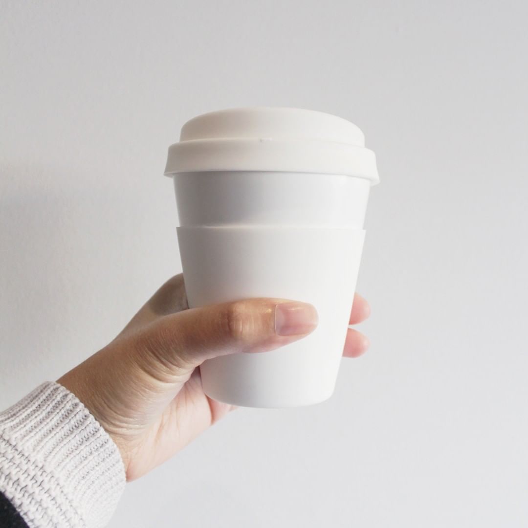 Treat yourself to a reusable porcelain travel cup for just $10 with your next purchase. It's kind of like giving the Earth a small hug 🌎 @braddocksdispensary #kikkiklove