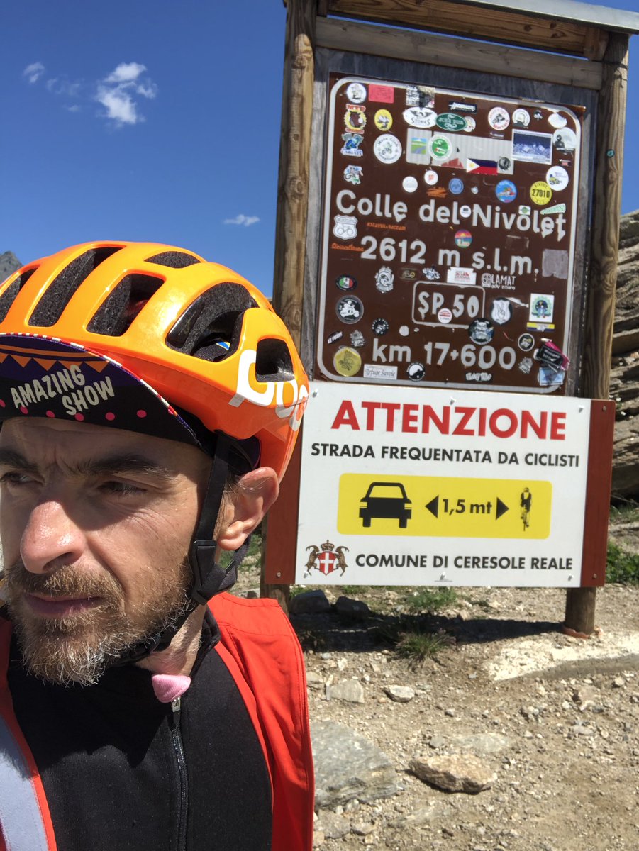 ciclopericoloso's tweet photo. Ieri colle del #Nivolet da Pont Canavese. Salita e giornata perfetta. Menzione speciale a @RayBanhoff : anche qui, 2612 m,come vedi, invitano l’automobilista a 1,5 m di distanza. Giuro: non è ironico 😂@RollingStoneita  che cosa vi perdete a stare chiusi in auto... https://t.co/aWlKnm6Cwf