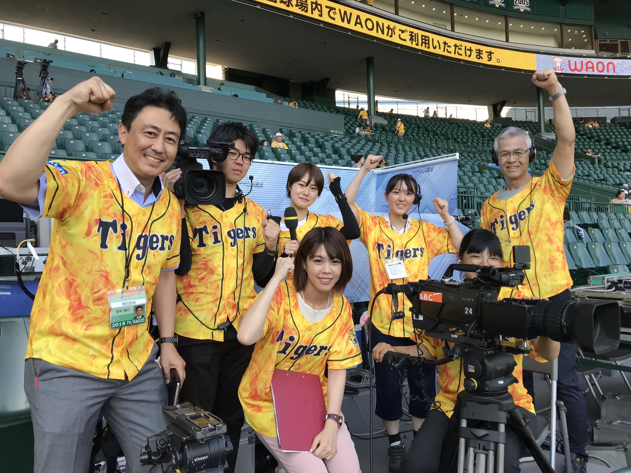 阪神タイガース على تويتر 今日の ウル虎の夏19 を生中継いただく 朝日放送 の皆さん 黄色のウル虎ジャージを着て Abc放送ブースから中継いただきます 阪神タイガース Abcテレビ ウル虎ガッツ T Co Bf99hivgws تويتر