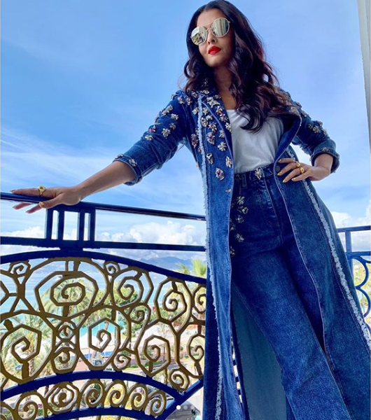 viralbake's tweet photo. Gorgeous and beautiful Aishwarya never fails to impress and certainly knows how to defy aging.

#Aishwarya #AishwaryaRaiBacchan #DenimLook #BeautifulAsEver #WednesdayWisdom https://t.co/Dc9kxCMQi5
