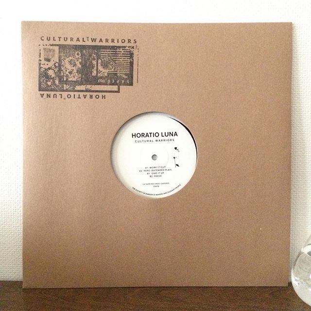 nobi_no_vita's tweet photo. 探してたレコードをようやくゲット。30/70のベースのソロ作。rawで煙い!メルボルンやばい。
#horatioluna #thirtyseventy #thirtyseventy3070 #melbourne #records #vinyl #レコード #housemusic #soul #jazz #funk #hiatuskaiyote #lasaperecords #perrinmoss https://t.co/t0VR908IWm https://t.co/H1QhFtxCIT