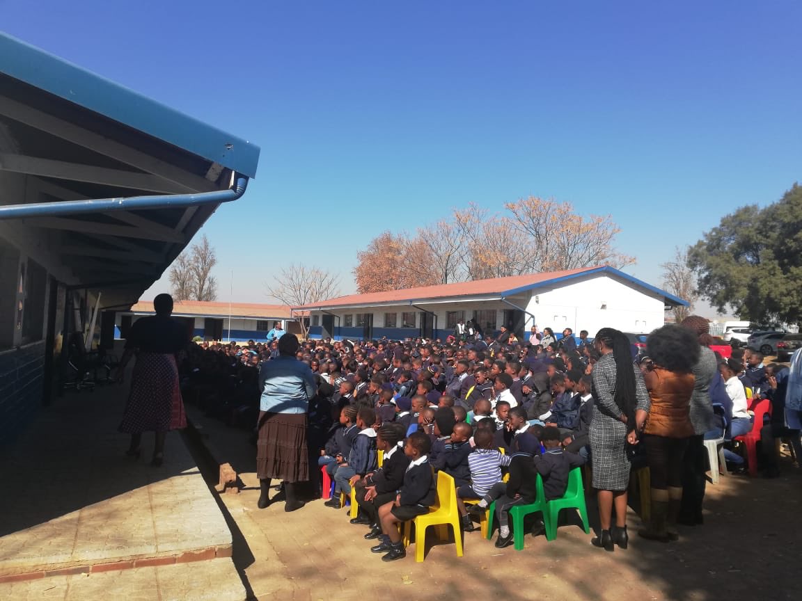 SchoolAidSA's tweet image. The opening of the new #library at Isipho Primary School in Soweto is about to begin. 559 learners ages 4 - 15 years old. 4000 #books! 📚 #schoolaid