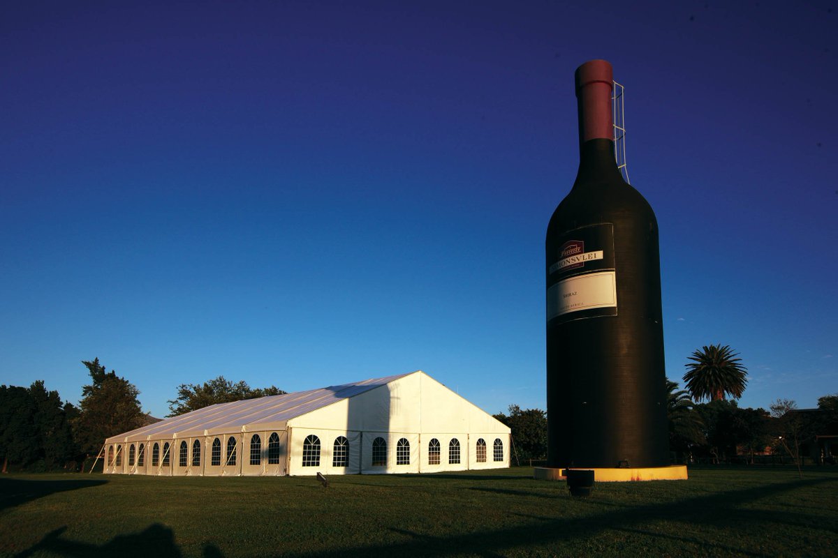 HAVE YOU  EVER SEEN IT? We are delighted to see our iconic Simonsvlei Wines BIG BOTTLE featured in the latest Lekkeslaap.co.za blog spot - aptly titled "5 Reuse-voorwerpe vir vreemde foto's" Written by Mandi Zastron.

Click the link here to read it! lekkeslaap.co.za/lekkeslaap-blo…