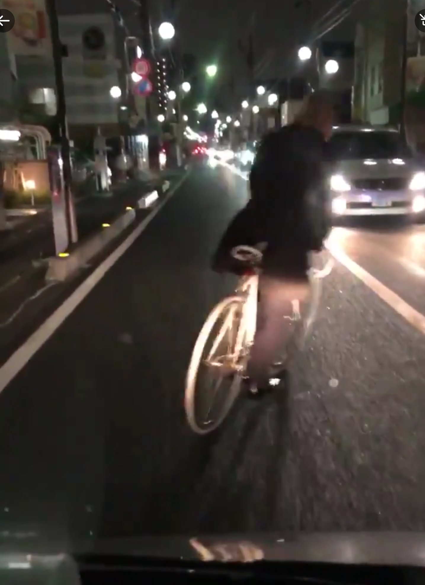 白い自転車で急な飛び出しを繰り返す金髪男