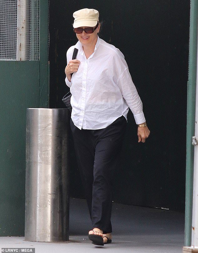 kellmanstreep's tweet photo. meryl out and about in new york yesterday! 😊 https://t.co/T950ZRc96L