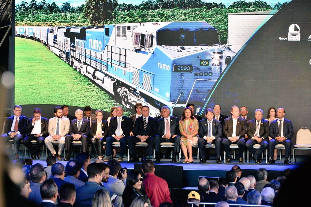 TerezaCrisMS's tweet photo. Bom dia! Em Anápolis (GO), na cerimônia de assinatura do contrato de concessão da Ferrovia Norte-Sul, que é considerada a espinha dorsal do sistema ferroviário do país. A ferrovia traz de volta a esperança da logística que a agricultura espera há muito tempo. https://t.co/4MjSw1lhyz