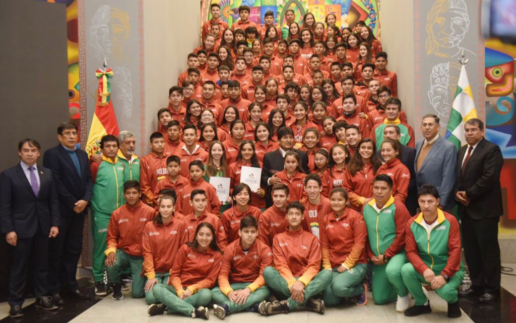evoespueblo's tweet photo. Con alegría recibimos en la Casa del Pueblo a 100 jóvenes promesas del deporte que se han destacado en los Pluris y que ahora son beneficiarios del Programa Integral de Apoyo “Tunkas”, categoría C, que consiste, en otras cosas, en un incentivo económico mensual y seguro médico. https://t.co/TUTYleiX8g