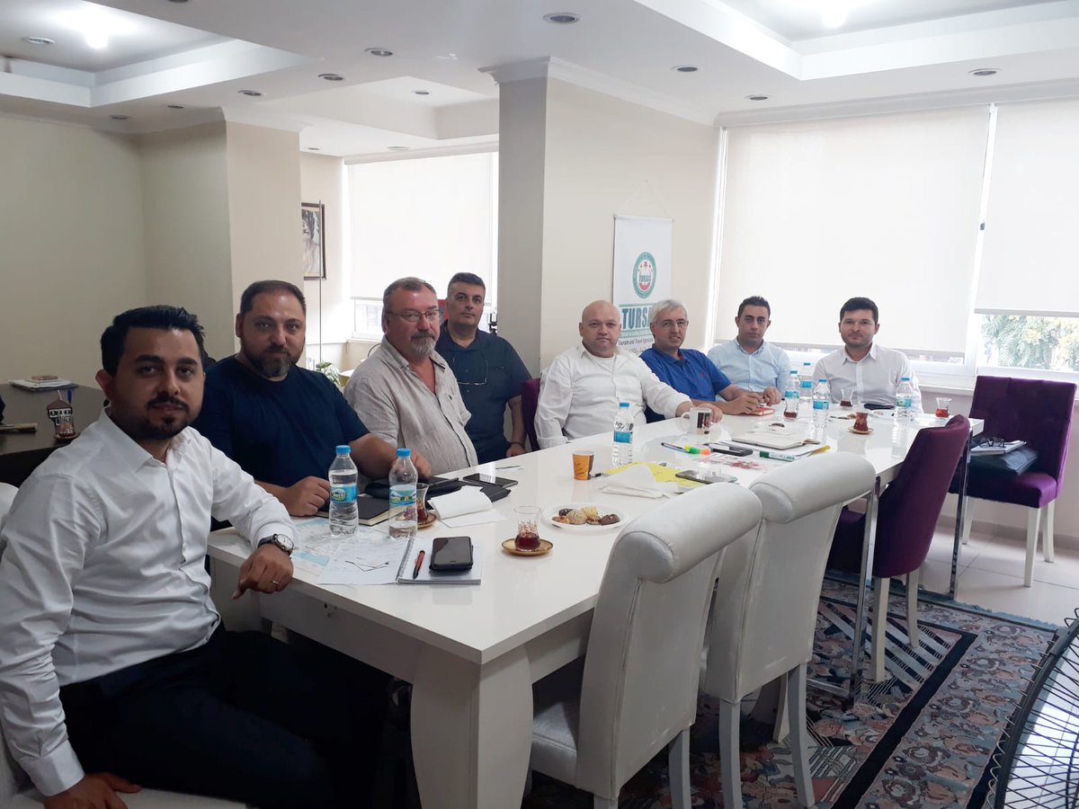 TURSAS, Yeminli Mavi Müşavirler İle İşbirliğine Gitti

TURSAS Yönetim Kurulu Başkanı Yılmaz SÖNMEZ ve TURSAS Yönetim Kurulu Üyesi Fehmi ÇAKMAK, Yeminli Mavi Müşavirlerin katıldığı toplantıda, turizm müşavirliği ve turizm hukuku üzerine geniş kapsamlı bir görüşme yaptı.