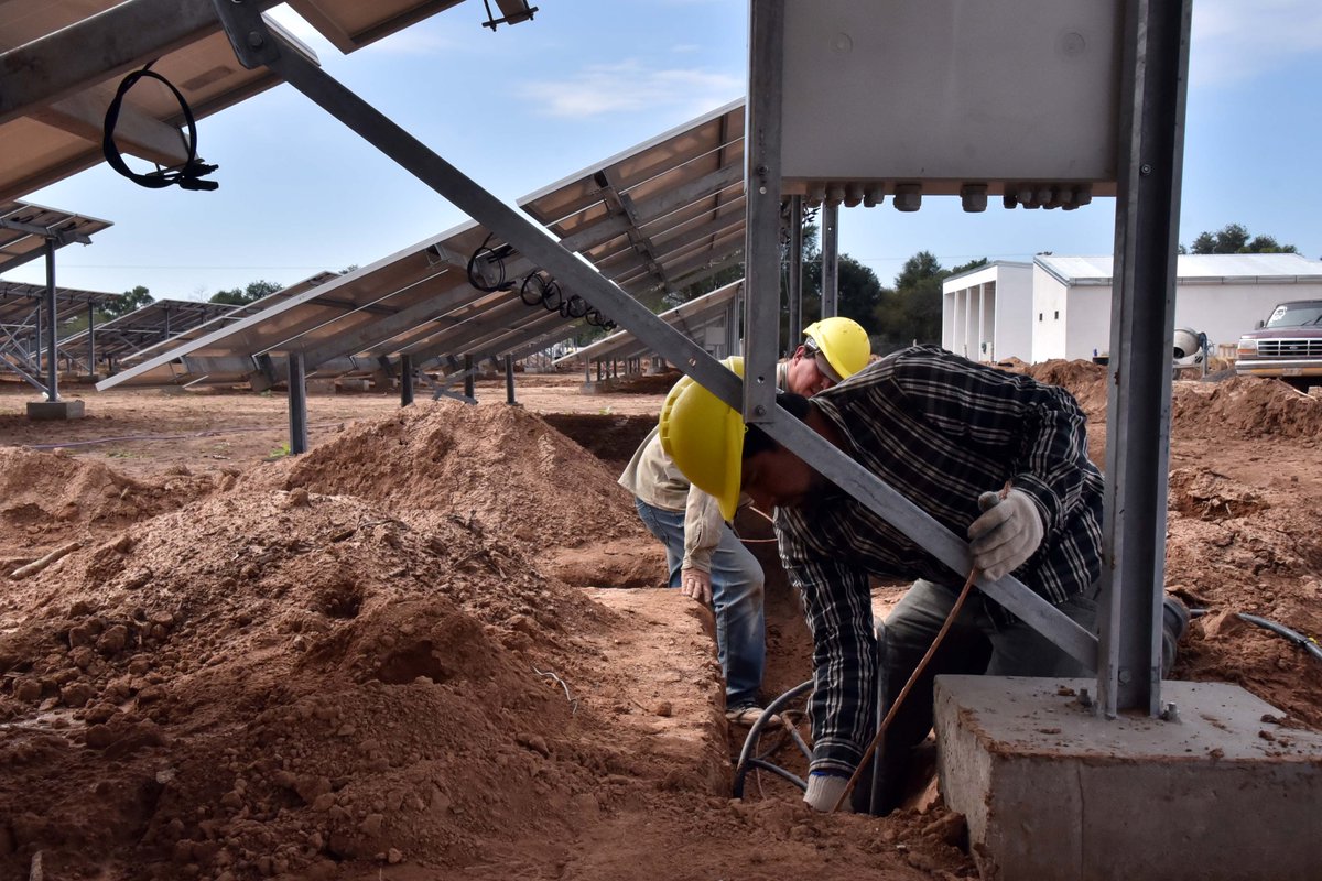 📌Capacidad de Generación: 730 KVA
📌620 paneles fotovoltáicos de 325 Wp (Watt pico)
📌Dos grupos electrógenos de última  generación de 325 y 405 kVA. Potencia instalada en conjunto de 730 KVA. 
#eficienciaenergetica
 <a href="/domingopeppo/">Domingo Peppo</a> @Min_Infra_Chaco